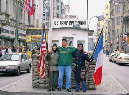 Turistas en el Checkpoint Charlie, el antiguo paso al Este es hoy punto de encuentro turístico.