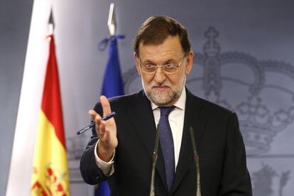 Mariano Rajoy, presidente del Gobierno, ha comparecido en La Moncloa para valorar el resultado de las elecciones catalanas y se ha mostrado "dispuesto a escuchar y a hablar". Rajoy ha tendido la mano pero su posición sigue siendo firme ante el desafío soberanista: el Gobierno no aceptará que se "liquide la ley", ni que se discuta la "unidad de España y la soberanía nacional". El presidente no hará ninguna oferta concreta al Ejecutivo catalán.