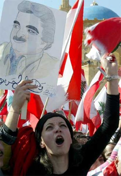 Manifestantes, ayer en Beirut, con banderas libanesas y un retrato de Hariri.