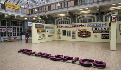 Varios de los rótulos rescatados por los colectivos Basurama y Zuloark y dentro de la exposición Paco Graco en la Casa del Reloj.