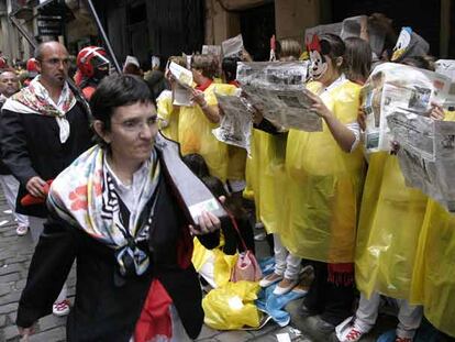 La compañía mixta Jaizkibel desfila ante los disfrazados partidarios del Alarde tradicional.