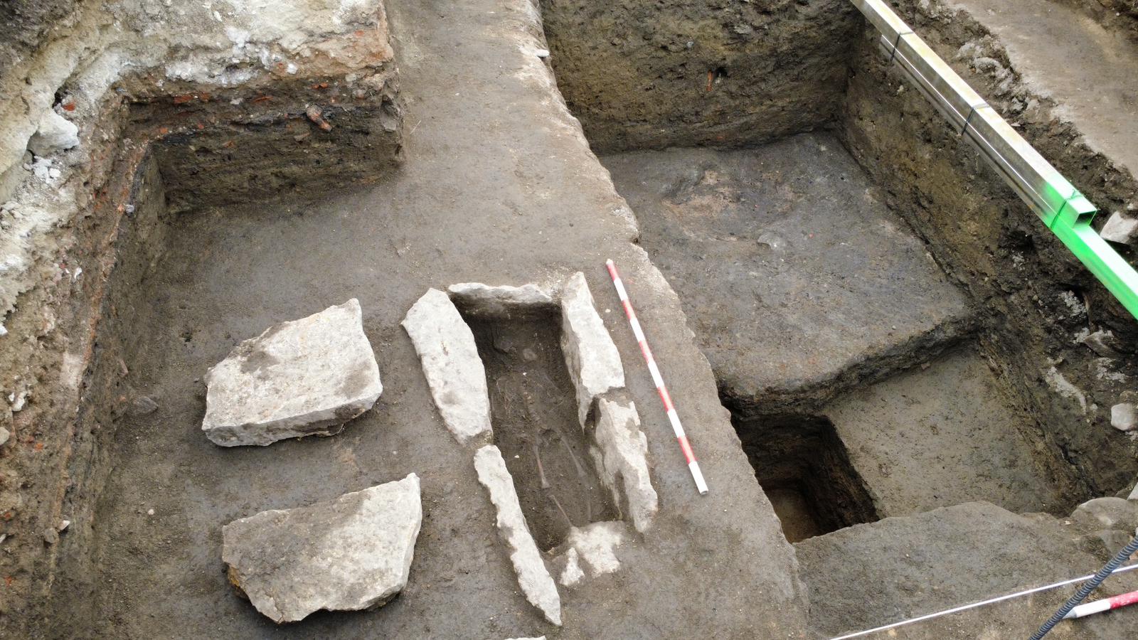 Hallada la tumba de un niño del siglo XII a las puertas de la muralla de Ávila