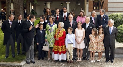 Los Reyes de España y el presidente del Gobierno Mariano Rajoy posan con Elena Poniatowska y su familia.