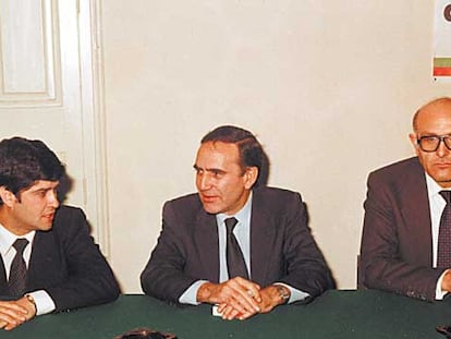Fernando Martín (a la izquierda), en 1981, con el entonces ministro del Interior, Juan José Rosón (en el centro).