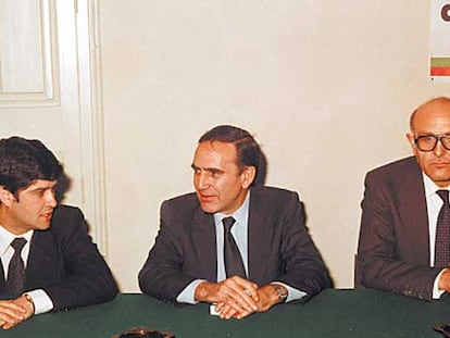 Fernando Martín (a la izquierda), en 1981, con el entonces ministro del Interior, Juan José Rosón (en el centro).