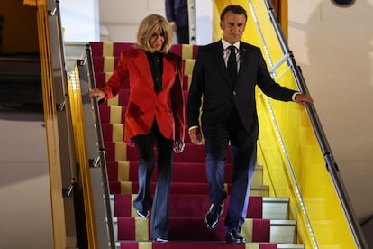 El presidente de Francia, Emmanuel Macron, y su esposa, Brigitte Macron, a su llegada al Aeropuerto Internacional de Noi Bai en Hanoi el pasado 25 de mayo 