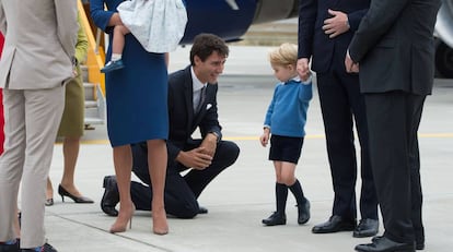 Justin Trudeau habla con el pr&iacute;ncipe Jorge a su llegada a la Columbia Brit&aacute;nica (Canad&aacute;). 