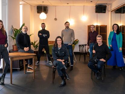 De izquierda a derecha, María Hervás, Javier Cámara, Fran Perea, Aitana Sánchez-Gijón, Israel Elejalde, Alberto Conejero, Alberto Sanjuan, Ana Belén Santiago y Ángela Ibañez, en el Teatro Del Barrio.