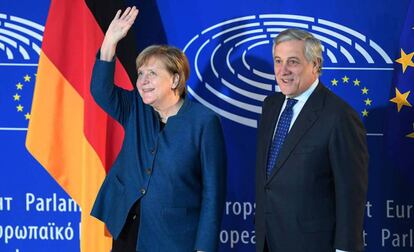 Angela Merkel y Antonio Tajani, este martes en el Parlamento Europeo.