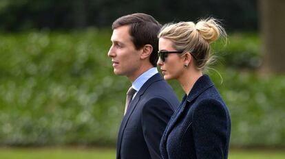 Ivanka Trump anda por los jardines de la Casa Blanca con su marido.