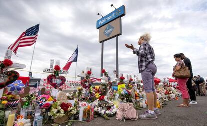 Memorial por las víctimas de El Paso en una valla junto al Walmart.