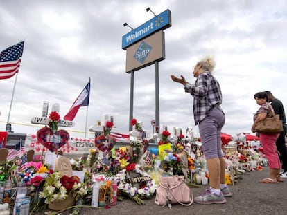 Memorial por las víctimas de El Paso en una valla junto al Walmart.