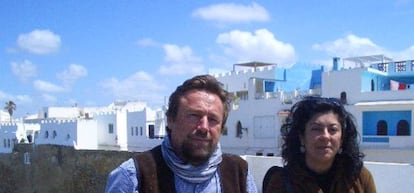 Cristino Pérez y Almudena Grandes, en Asilah en 2004.