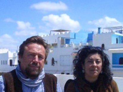 Cristino Pérez y Almudena Grandes, en Asilah en 2004.