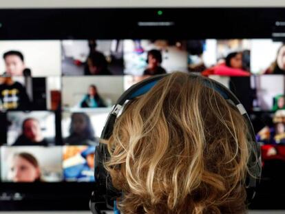 Un estudiante recibe sus clases online utilizando la aplicación de Zoom