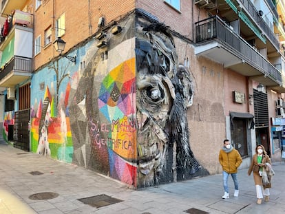 Los artistas Okuda y Bordalo II realizaron juntos la instalación del chimpancé en la calle de Embajadores, Madrid.