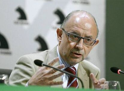 El portavoz económico del PP, Cristóbal Montoro, durante su intervención en el encuentro