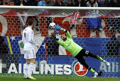 Diego López, no puede detener el balón que acabaría en gol, marcado por Gabi en el partido de liga entre Atletico y Real Madrid, en el Calderón, cuyo resultado fue empate a 2