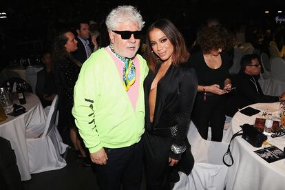 Pedro Almodóvar saludó a la estrella brasileña Anitta, una de las sensaciones de la noche.