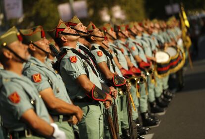 Las tropas de la Legión participan en el desfile en el paseo de la Castellana de Madrid.
