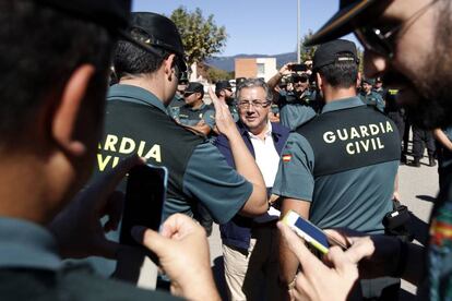 El entonces ministro de Interior, Juan Ignacio Zoido, saluda a los guardias civiles desplegados en Cataluña durante el desafío independentista de 2017.
