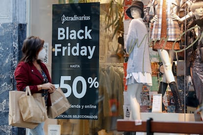 Una mujer, ante una tienda de ropa el viernes 27 de noviembre, Black Friday.