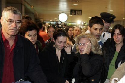 Unos pasajeros del <i>Grand Voyager</i> a su llegada a Barajas.