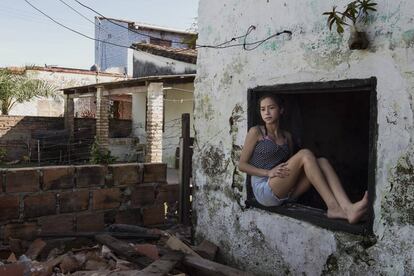 Miriam, de 16 años, en su casa de El Bañado en Asunción.