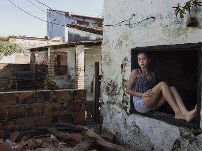 Miriam, de 16 años, en su casa de El Bañado en Asunción.