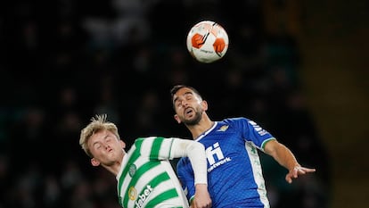 Henderson y Montoya pelean un balón aéreo.