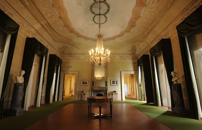 En Portoferraio, ciudad de agradable casco antiguo en la isla de Elba, no falta, por supuesto, un museo napoleónico en la residencia del destronado Emperador en la villa de Mulini (en la foto). Con su espléndida biblioteca, sus jardines de estilo italiano y sus vistas al mar, a Napoleón no le faltaron comodidades.