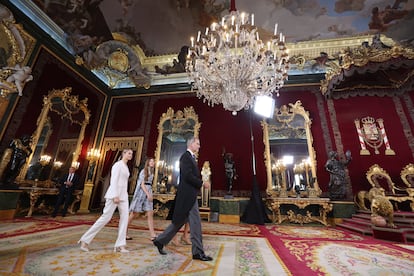 La princesa Leonor, junto a la infanta Sofía, la reina Letizia y el rey Felipe VI, se dirige al besamanos tras serle impuesto el Collar de la Orden de Carlos III en el Palacio Real.