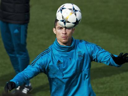 MADRID, SPAIN - FEBRUARY 13:  Cristiano Ronaldo of Real Madrid CF controls the ball during a training session at Valdebebas training ground ahead their Round of 16 first leg UEFA Champions League match against Paris Saint-Germain Football Club  on February 13, 2018 in Madrid, Spain.  (Photo by Gonzalo Arroyo Moreno/Getty Images)