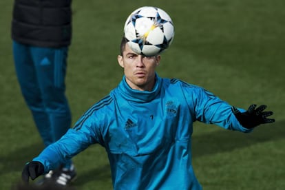 MADRID, SPAIN - FEBRUARY 13:  Cristiano Ronaldo of Real Madrid CF controls the ball during a training session at Valdebebas training ground ahead their Round of 16 first leg UEFA Champions League match against Paris Saint-Germain Football Club  on February 13, 2018 in Madrid, Spain.  (Photo by Gonzalo Arroyo Moreno/Getty Images)