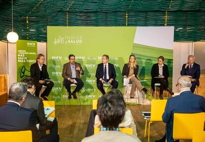 Presentación del Índice de Salud de las Ciudades, con la participación de Josep Santacreu, consejero delegado de DKV; Jordi Hereu, socio de IdenCity y exalcalde de Barcelona; Gonzalo Fanjul, director de análisis de ISGlobal; Odile Rodríguez de la Fuente, divulgadora científica y conferenciante de sostenibilidad y medio ambiente; y Clara Sánchez, responsable de índices de IdenCity.