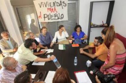 Reunión de la consejera andaluza de Fomento y Vivienda, Elena Cortés(c), y los portavoces andaluces del 15M donde ha destacado el "protagonismo de la ciudadanía" para llevar a los bancos "a cambiar sus criterios" y que acepten medidas como el alquiler social. EFE/Archivo