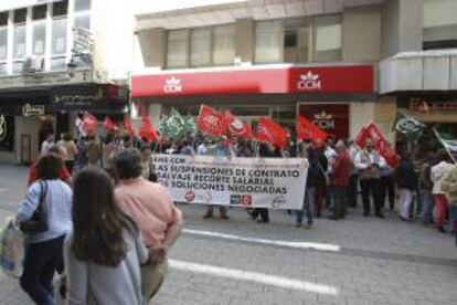 Trabajadores de Liberbank durante una concentración en Madrid. EFE/Archivo