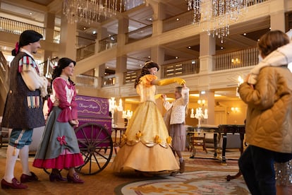 Las princesas, como Bella (en la foto), y los personajes Disney más clásicos se pasean por los pasillos y restaurantes del alojamiento.