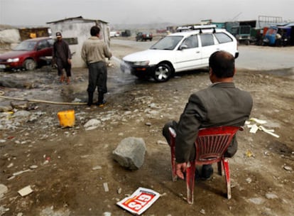 Un afgano espera sentado en la carretera Qabri Gora en Kabul.