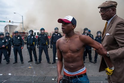 Un hombre frena a un manifestante durante las protestas. La mayoría de los manifestantes, rechazó tajantemente las escenas de violencia vividas las últimas horas.