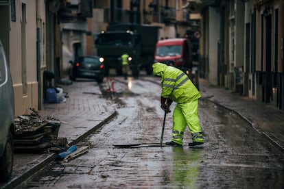 Trabajos en el alcantarillado de Paiporta, Valencia, este miércoles.