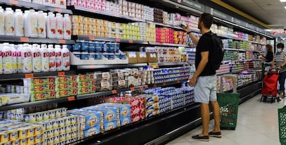 Una joven hace la compra en un supermercado de Madrid.