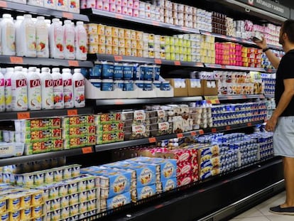 Una joven hace la compra en un supermercado de Madrid.