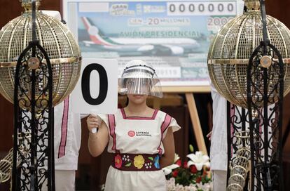 Una niña sostiene el número cero durante la rifa simbólica del avión presidencial mexicano, este martes.