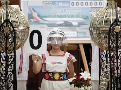 Una niña sostiene el número cero durante la rifa simbólica del avión presidencial mexicano, este martes.