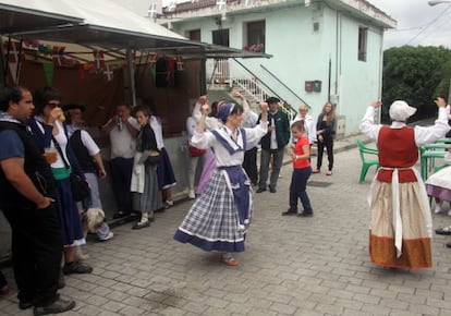 Participantes en una romería vasca, en las fiestas de Zierbena.