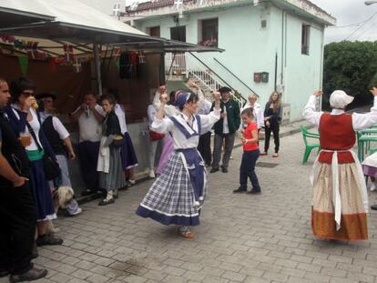 Participantes en una romería vasca, en las fiestas de Zierbena.