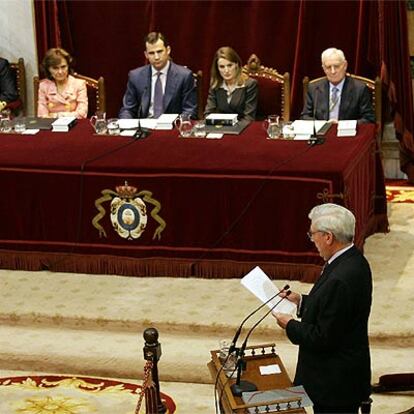 Los príncipes de Asturias, ayer en la presentación del <i>Quijote</i> en la Real Academia Española, entre la ministra de Cultura, Carmen Calvo, y el director de la institución, Víctor García de la Concha, durante la intervención de Mario Vargas Llosa.