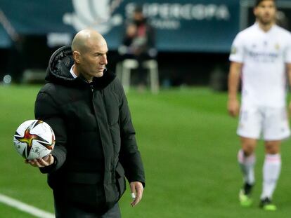 Zidane, con el balón en la banda de La Rosaleda junto a Mendy.