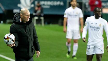 Zidane, con el balón en la banda de La Rosaleda junto a Mendy. AFP7